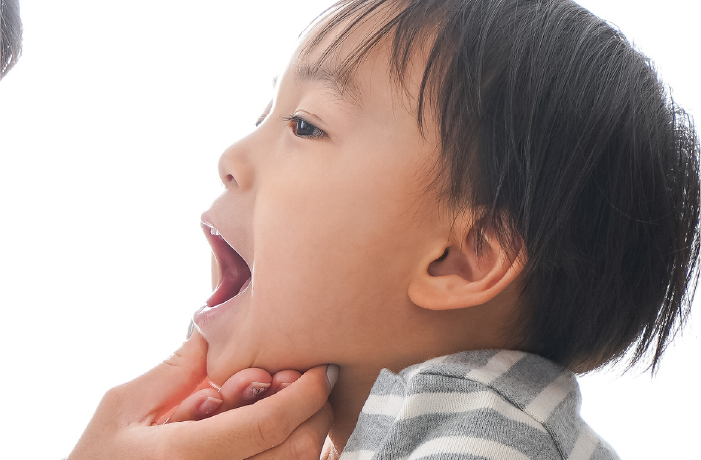 口を開ける子ども